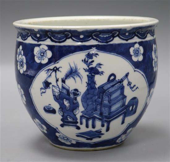A Chinese blue and white jardiniere H.15.5cm